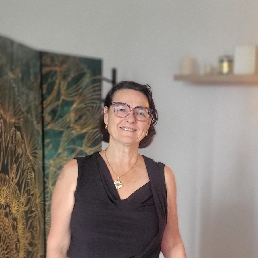 Yvane Guibert, praticienne en massages ayurvédiques et sophrologue, dans son cabinet à Paimpol